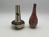 deux petits vases posés l'un à côté de l'autre sur une table