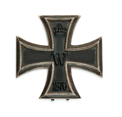 une croix de fer surmontée d'une couronne, sur fond blanc