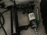 une photo d'une agrafeuse et d'un pistolet à clous posés sur un comptoir