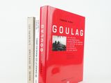 deux livres posés l'un sur l'autre sur une surface blanche