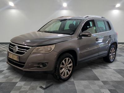 La Volkswagen Tiguan est garée dans le garage, sur un sol à damier