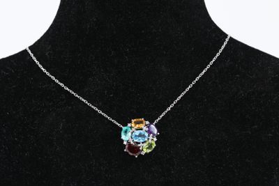gros plan d'un collier sur un mannequin mannequin
