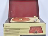 un tourne-disque posé sur un autre vieux tourne-disque