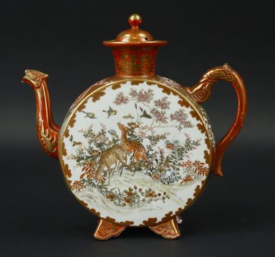 une théière chinoise ancienne ornée d'une scène représentant un cerf