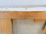 un morceau de bois sur lequel il y a une inscription