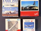 trois boîtes contenant des maquettes d'avions posées sur une table