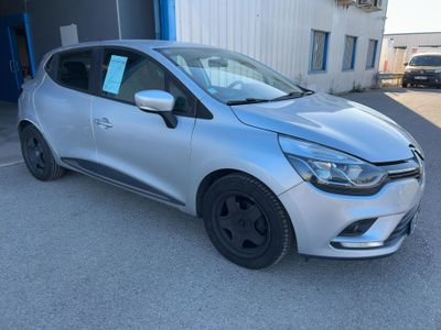 une voiture argentée garée devant un bâtiment