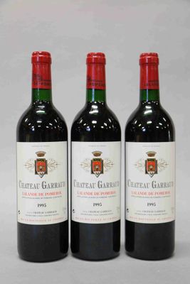 trois bouteilles de vin rouge posées côte à côte sur une table