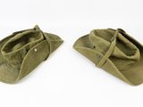 deux casquettes vert militaire sur fond blanc