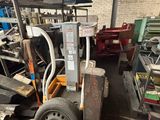 une photo d'un chariot élévateur dans un entrepôt rempli de bric-à-brac