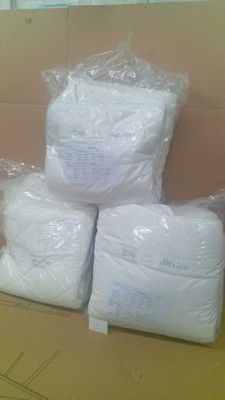 trois rouleaux de papier toilette blanc empilés les uns sur les autres