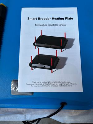 une boîte bleue sur laquelle est apposée une étiquette indiquant « plaque chauffante Smart Broder »