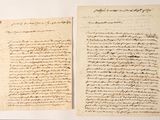 deux feuilles de papier ancien, couvertes d'écriture, posées l'une à côté de l'autre