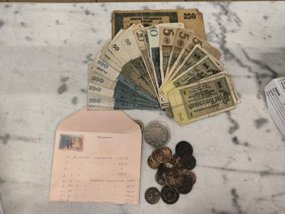 beaucoup d'argent posé sur une table