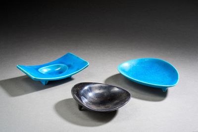 trois bols bleus et une cuillère posés sur un plan de travail gris