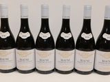 six bouteilles de vin rouge alignées sur une table