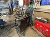 une machine qui se trouve dans un garage, avec une boîte rouge
