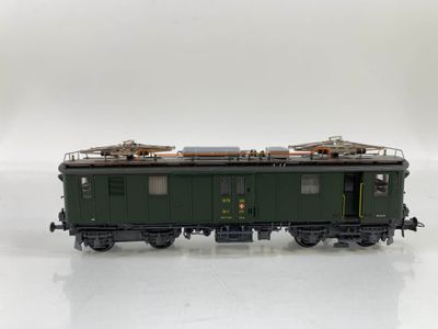 une image représentant un wagon vert posé sur une surface blanche