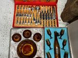 une boîte rouge contenant de l'argenterie, posée sur une table