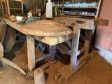 une table en bois sur laquelle se trouve un bol, dans une pièce sale
