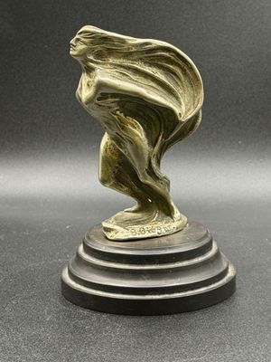 un gros plan sur la statue d'une femme posée sur un socle