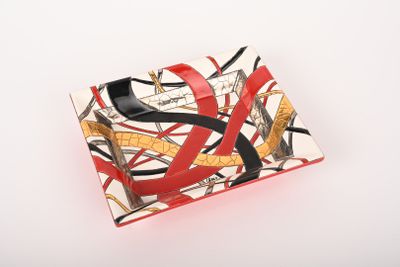 une assiette rouge, noire et blanche ornée d'un motif