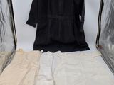 une valise ouverte, contenant des vêtements, posée sur une table