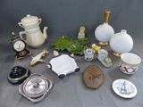 un grand nombre d'objets différents posés sur une table