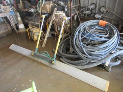 une photo d'une pièce remplie d'outils et d'outils