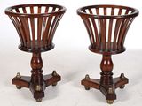 paire de chaises anciennes en bois avec des pieds tournés montées sur roulettes