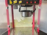 une machine à pop-corn posée sur un plan de travail