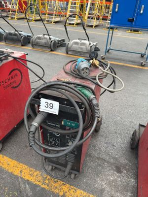 deux appareils de soudage posés par terre sur le parking
