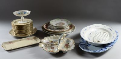 beaucoup d'assiettes et de bols sur la table
