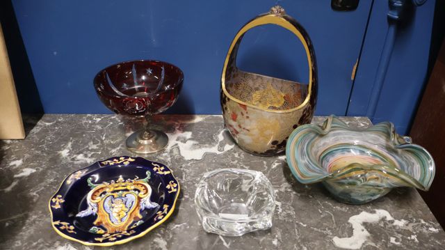 Ensemble d’objets en cristal et verres. Cendrier GIEN 