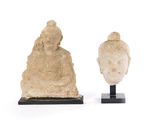 deux statues de bouddhas assis sur un socle en bois