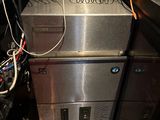 une photo d'une cuisine professionnelle équipée de nombreux appareils électroménagers