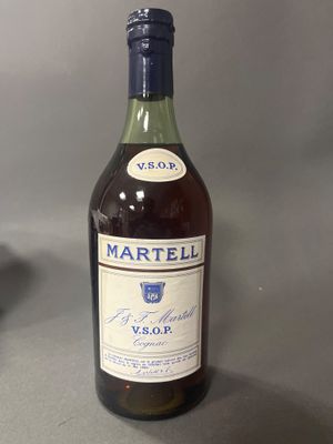 une bouteille de vin posée sur une table à côté d'une bouteille de vin