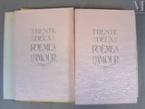deux livres ouverts sur une table