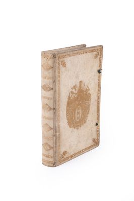 un vieux livre avec l'image d'un lion sur la couverture