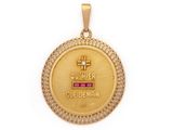 Gros plan sur une médaille d'or ornée d'une croix