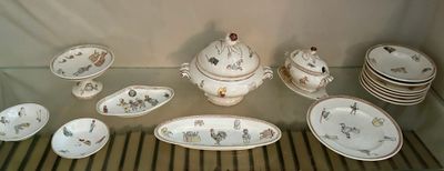 plusieurs assiettes et bols exposés dans une vitrine