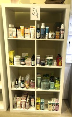 une étagère sur laquelle sont disposés de nombreux types de produits de soins de la peau