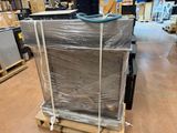 une palette sur laquelle sont empilées plusieurs cartons, dans un entrepôt