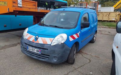 une camionnette bleue garée dans un parking