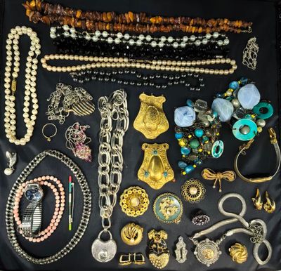 de nombreux colliers et bracelets différents disposés sur une table