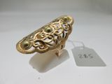 Gros plan sur une bague en or portant une étiquette