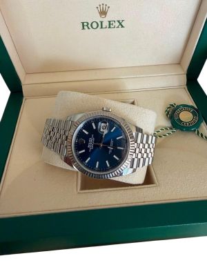 une montre Rolex dans son coffret, sur fond blanc