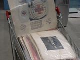 un caddie rempli de livres et de magazines dans le magasin
