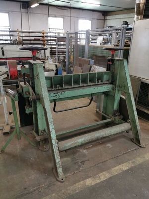 une grande machine installée dans une pièce