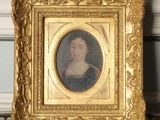 une photo d'une femme dans un cadre doré